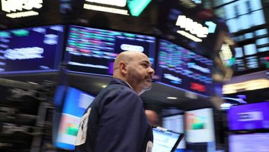 الذهب يكسر 2100 دولار ويسجل أعلى مستوى في تاريخه 