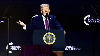 ترمب يلوح بقصف إيران.. وإيران تنفي الموافقة على نقل اليورانيوم