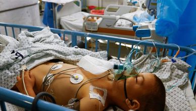 محمد أبو سلمية: مستشفيات قطاع غزة في حالة كارثية.. الجرحى يفترشون الأرض والطرقات