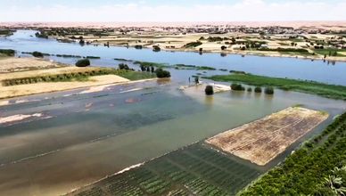 فيضانات الفرات تضرب شرق سوريا.. آلاف العائلات تغادر منازلها