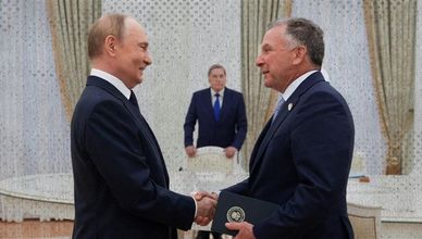 بوتين يلتقي ويتكوف.. وأميركا تواصل حشد قواتها في الكاريبي