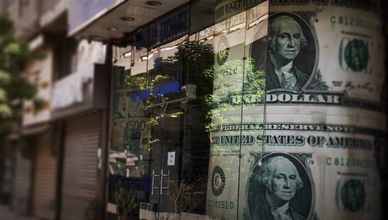10 سنوات على تعويم الجنيه.. كيف تغير سعر الدولار في مصر؟