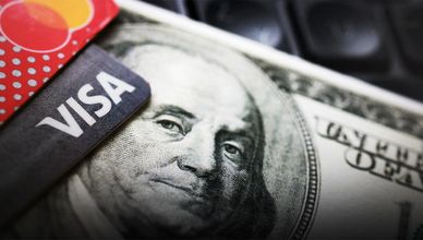 الدولار عند أدنى مستوياته منذ 2003 تحت ضغط الفائدة