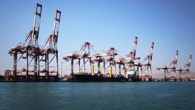 ميناء بندر عباس.. قلب إيران الاستراتيجي في مضيق هرمز