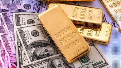 الدولار يتراجع.. والذهب يسجل قمما قياسية