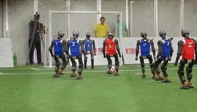 "الروبوتات الصينية" تقتحم عالم كرة القدم