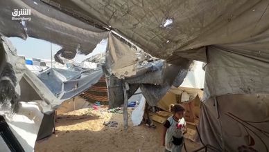 نازحو غزة يرممون خيام العام الماضي.. والشتاء يسبق الإعمار