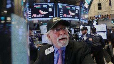 "داو جونز" يسجل قمة جديدة.. والذهب يرتفع قبل "تصويت إنهاء الإغلاق"