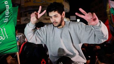 إتمام عملية تبادل الدفعة الثالثة من الأسرى بين حماس وإسرائيل.. والمساعدات تتدفق إلى غزة