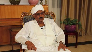 مبارك الفاضل: أسلحة تأتي من دول مجاورة لتغذية الصراع في الخرطوم