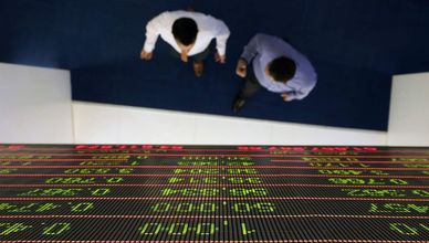 إحسان خومان: بقاء معدلات الفائدة مرتفعة لفترة طويلة يعني ارتفاع سعر الدولار