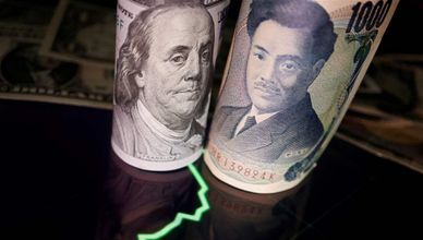 الين يقفز بأكثر من 1% مقابل الدولار وعوائد السندات تسجل اعلى مستوى في 9 سنوات