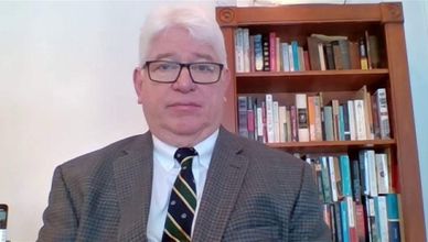 جيمس ستيل: بقاء الدولار قويا يضع ضغوطاً على أسواق الذهب