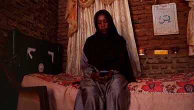 بين السجون والمستشفيات.. أم سودانية تبحث عن ابنها منذ عامين