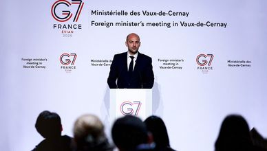 وزير خارجية فرنسا: دعم أوكرانيا أولوية ومحاسبة روسيا مستمرة