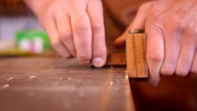 ترميم طاولة السنديان العملاقة