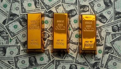 الدولار يتراجع والذهب يصعد وسط ترقب تشريعات أميركية