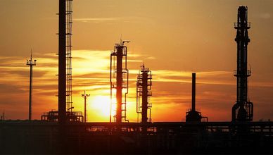 ترمب يأمل في اتفاق مع إيران.. والنفط يتخلى عن علاوة المخاطر