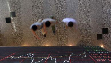الأسهم الآسيوية تواجه تأثيرات عكسية وارتفاع عوائد سندات الخزانة بعد تثبيت الفائدة الأميركية