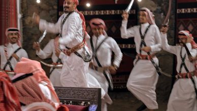 لباس العراضة.. إرث يحمله التراث