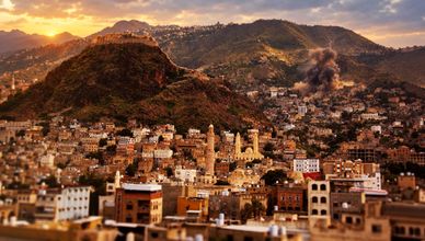 صواريخ الحوثيين تطال قصر عدن.. وعقوبات جديدة على إيران