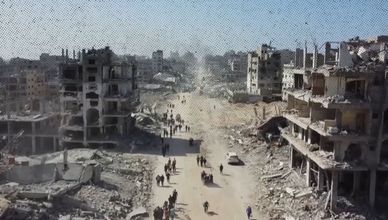 من تحت الركام.. سكان غزة يستخرجون الحديد لإعادة البناء