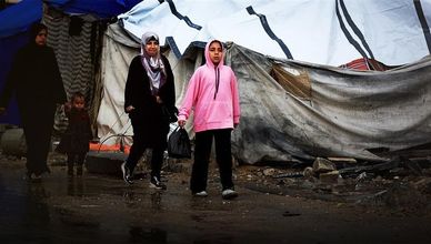 مطر غزة الأول.. اختبار قاس لنازحين بلا مأوى