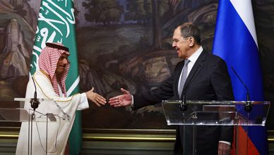 تحرك سعودي جديد لحل سياسي.. وتصعيد روسي يضرب أوكرانيا