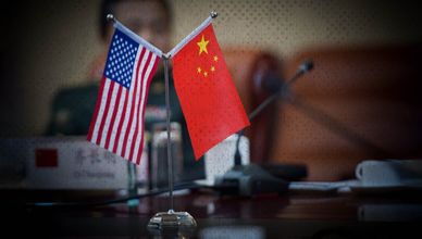 "حرب الرسوم" بين واشنطن وبكين.. اختبار عنيف للأسواق العالمية في 2025