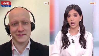 نبرة الفيدرالي المتشددة تعزز قوة الدولار وتضغط على الذهب