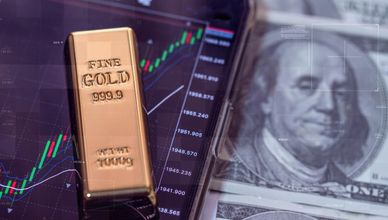 الذهب يتراجع مع قوة الدولار.. وترقب لعودة إمدادات الغاز