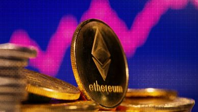 النفط يعزز مكاسبه.. وإيثريوم تستقر وباول يلوح بالخفض
