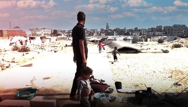 خان يونس بين الموت والحياة.. نازحون يحتمون بشواهد القبور