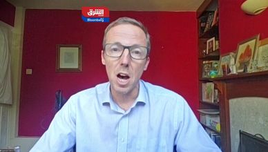 النفط يتراجع رغم التوترات.. الأسواق تراهن على الفائض