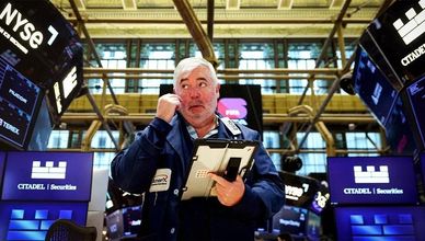 الأسواق الأميركية تتعرض لضغوط بيع.. والنفط يصعد إلى 90 دولارا