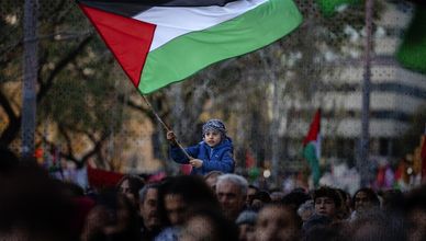 الأعلام الفلسطينية ترفرف في أوروبا.. دلالة رمزية تضغط على إسرائيل