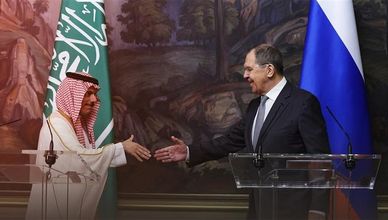 تحركات سعودية لوقف "حرب غزة".. و"الطاقة الذرية" تسحب مفتشيها من إيران