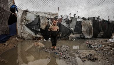 الأمطار تضاعف معاناة النازحين في خيم غزة الممزقة