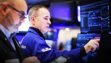 وول ستريت تفتتح على تفاؤل بدعم بتكوين وهدوء التوترات السياسية