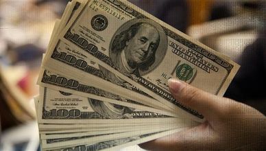 الدولار يتراجع.. والأسواق تترقب الفيدرالي