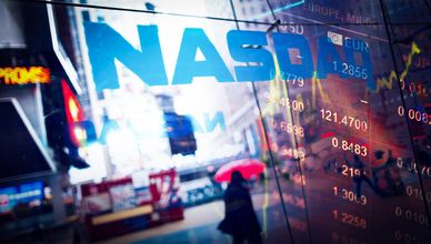 خسائر "ناسداك" تتوسع.. والذهب دون 4 آلاف دولار