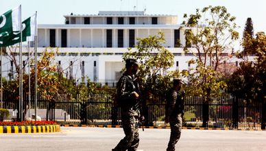 تحركات أميركية في لبنان.. واضطرابات هرمز تعقد مفاوضات إسلام آباد