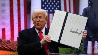 ترمب يفرض رسوما جمركية جديدة.. هل يشتعل النزاع التجاري عالميا؟