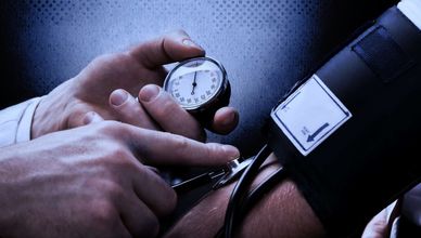 ضغط الدم يتأثر بعوامل صامتة.. والأطباء يحذرون من الإهمال