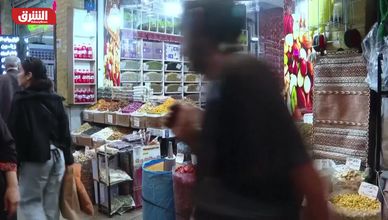 تضخم قياسي وانهيار العملة يعيدان شبح الاحتجاجات لشوارع إيران