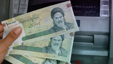 الريال الإيراني ينهار.. والشارع يثور ضد الغلاء والبطالة