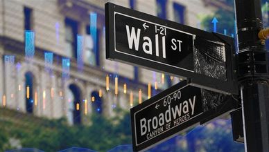 أسهم التكنولوجيا في "وول ستريت" تقود المؤشرات لقمم قياسية.. وخطاب باول بوصلة الأسواق