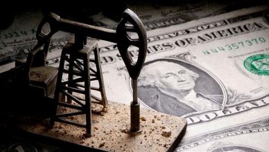 النفط يقفز لأعلى مستوى منذ 3 أسابيع.. والعملات تتراجع