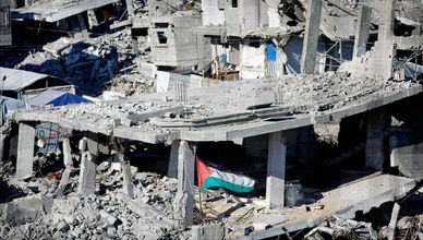 الحصار الخانق والركام يفاقمان المأساة الإنسانية لمليوني نازح بغزة