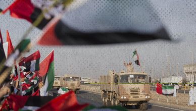 إنهاء الوجود الإماراتي في اليمن.. وضربة جوية في ميناء المكلا